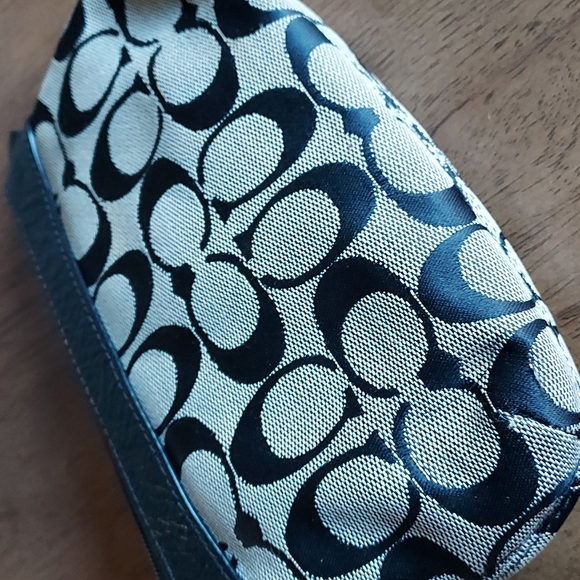 Coach Gallery Signature Tote w/ a Wristlet (RARE) - Picture 6 of 17